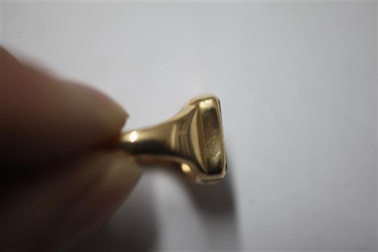 An early 20th century 18ct gold and bloodstone set signet ring, the matrix carved with crest and motto, size R.